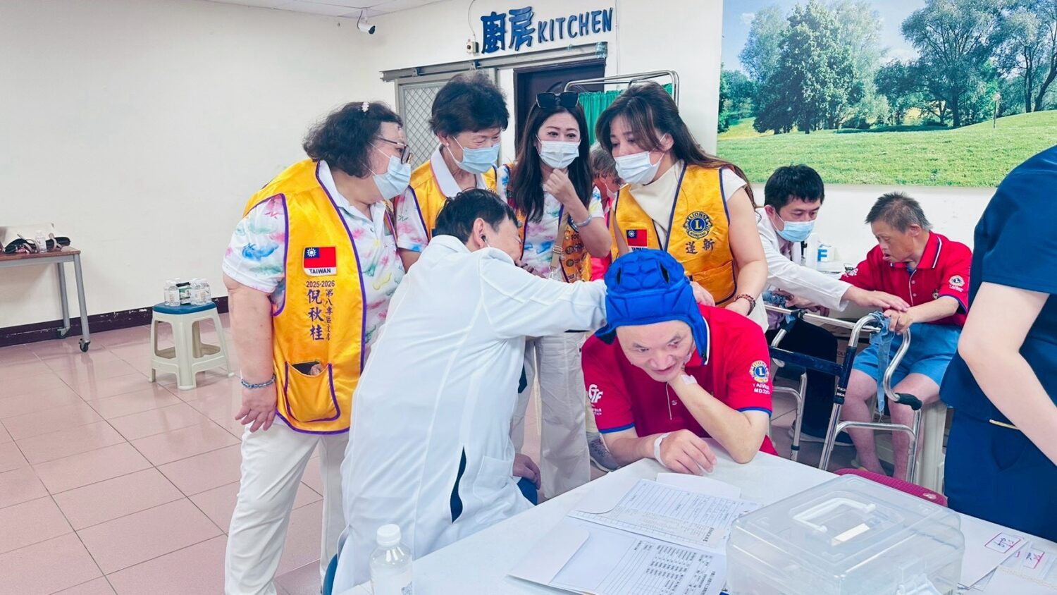 醫師為嘉惠啟智教養院院生進行健檢。(記者 包克明攝)