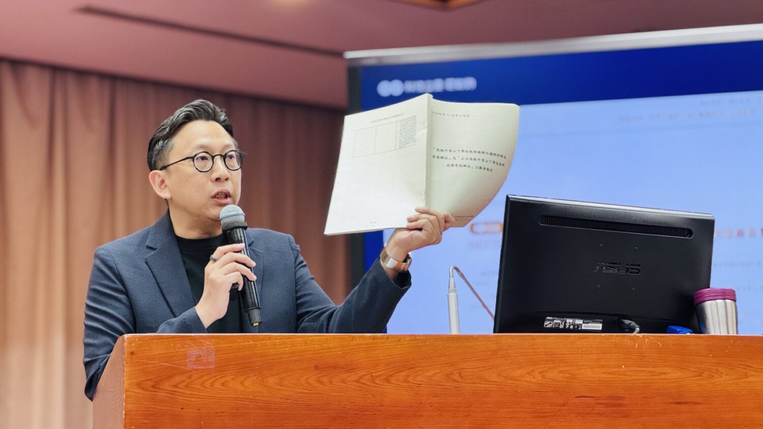 葛如鈞在立法院教育及文化委員會質詢教育部次長張廖萬堅，針對校事會議制度、第五級保全及代理教師年資採計等議題提出質疑，要求教育部提出具體改革方案。(圖／記者翻攝)