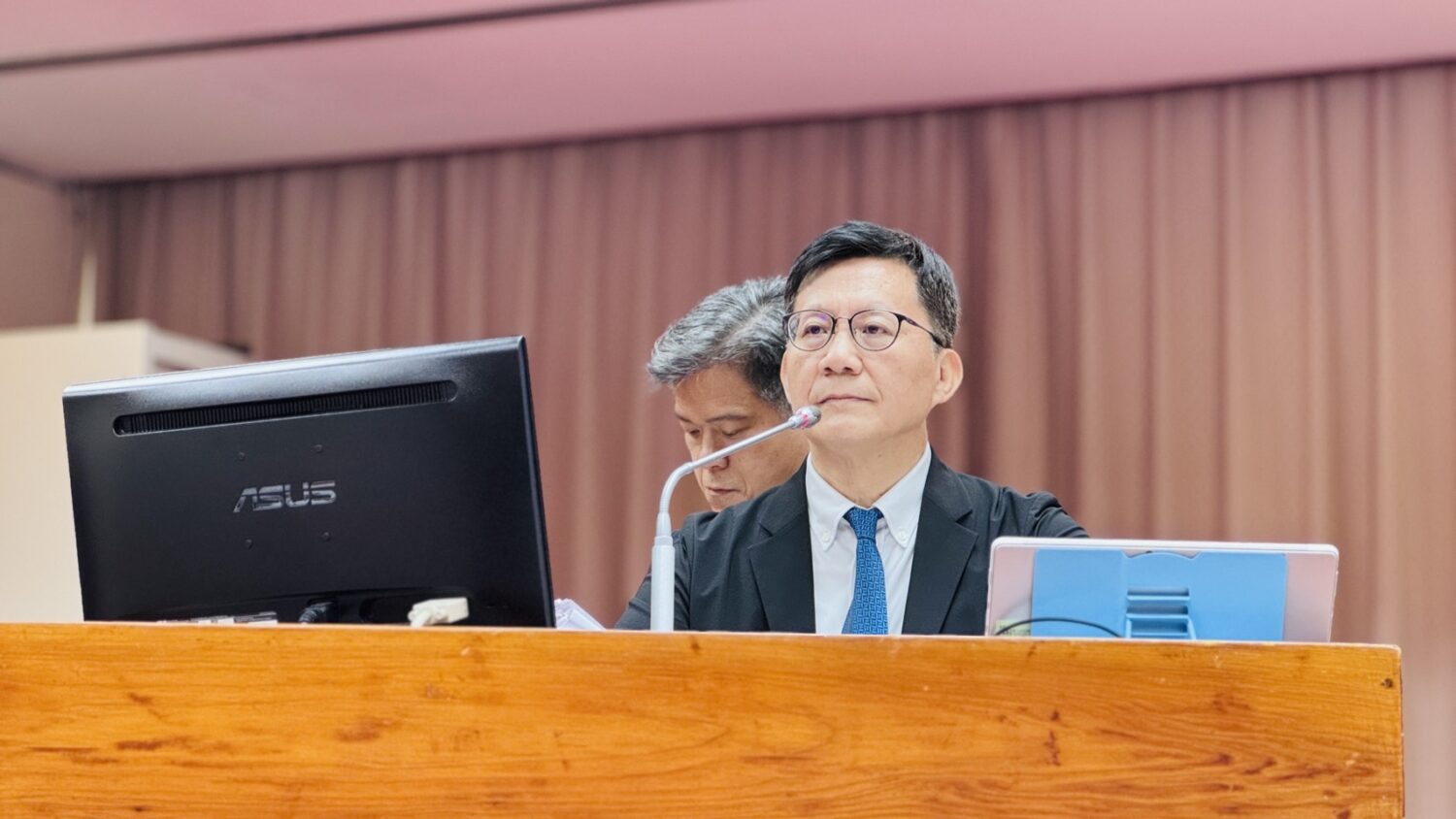 教育部次長張廖萬堅答詢時表示，將依立法院決議辦理。(圖／國會頻道)