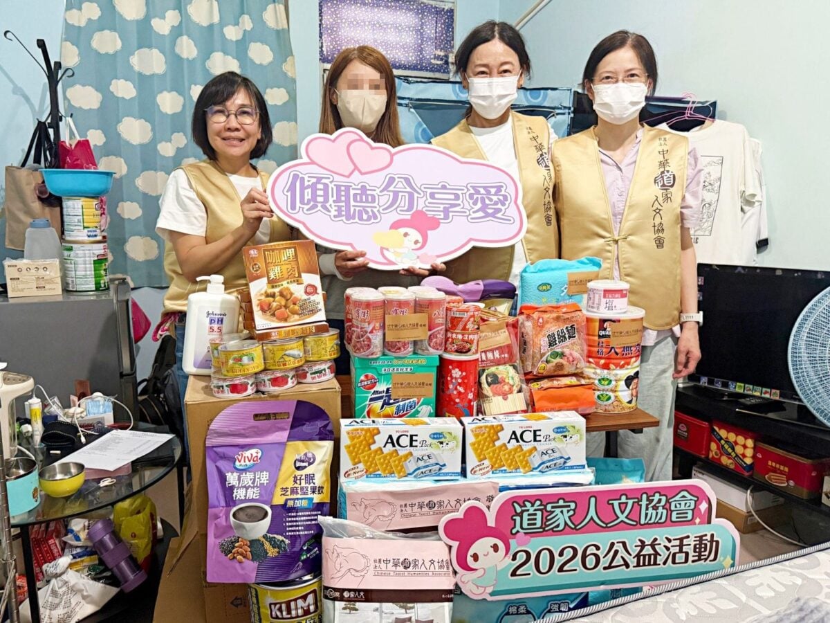 ▲協會志工組副組長倪千惠（左）帶領志工團隊，訪視桃園市弱勢家戶，透過貼近日常的關懷與物資分享，陪伴他們迎向更安穩的未來。