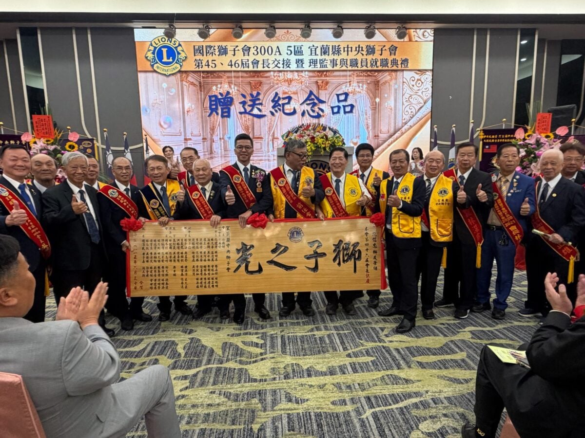 ▲中央會歷屆會長代表以獅子之光祝賀第46屆會長魏信忠就職。