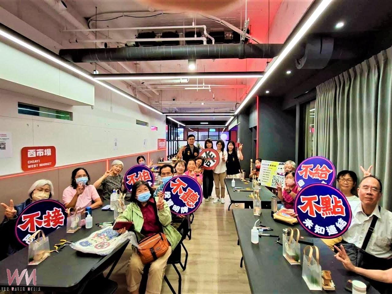 串聯商家反詐騙　嘉市警推舊木手作築起銀髮防線