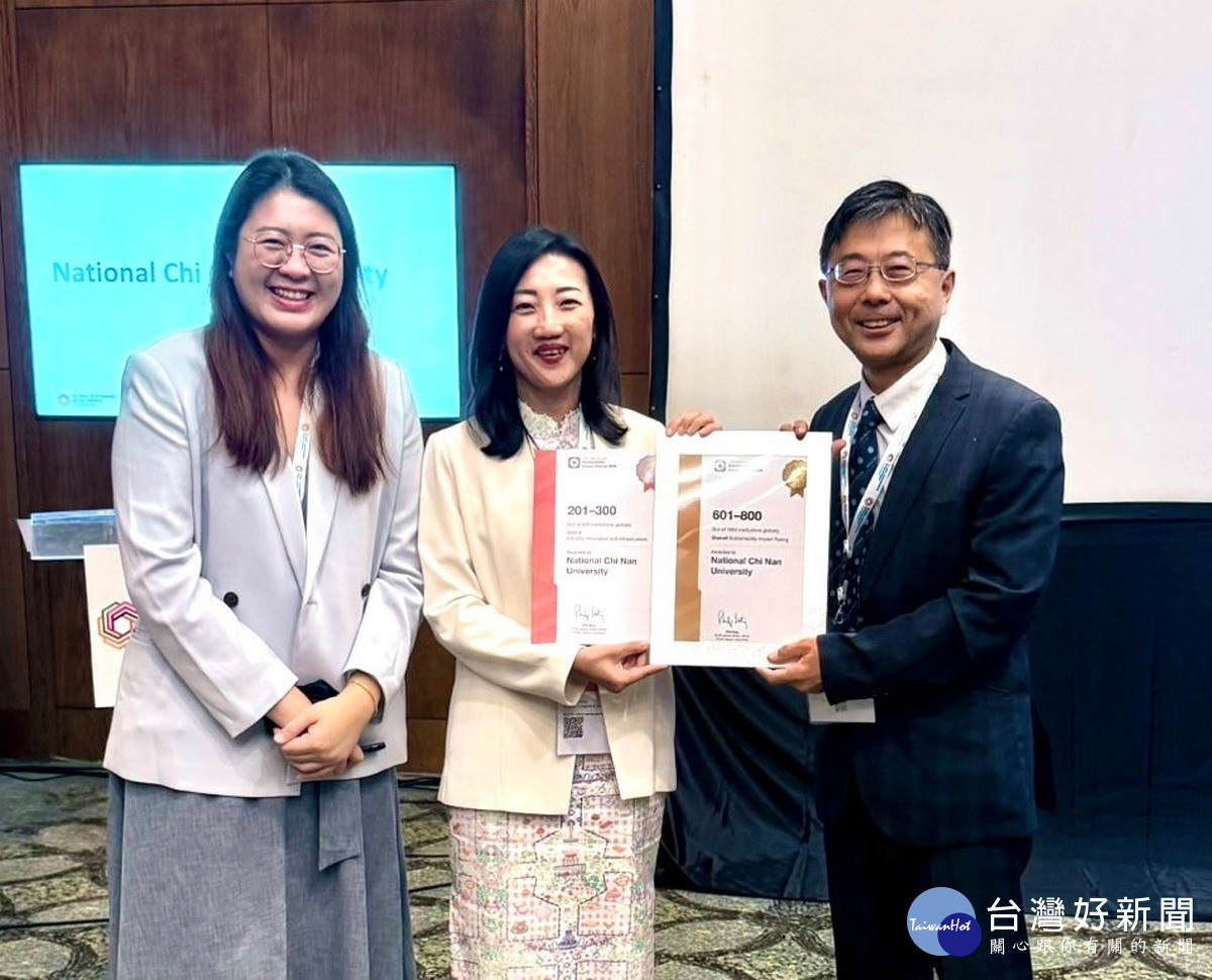 國立暨南國際大學環境保護暨安全衛生中心主任劉一中（右）與THE亞太區總裁林薇薇Lim Mei Mei（中）及THE韓國與臺灣區域總監Sylvia Kee（左），於印尼雅加達會場合影（暨大提供）<br /><br /> <br /><br /> 