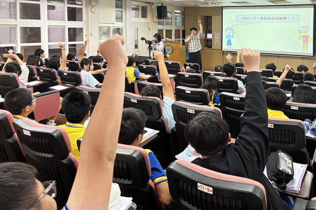 小朋友與講師熱情互動爭相舉手回答問題。<br /><br /> 