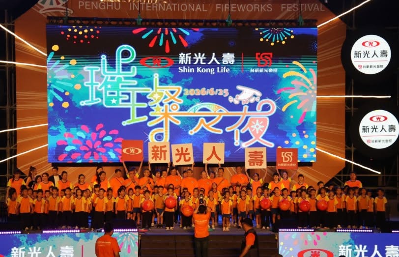 可能是一或多人和文字的圖像