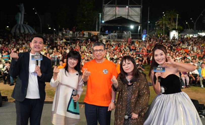 可能是一或多人和文字的圖像