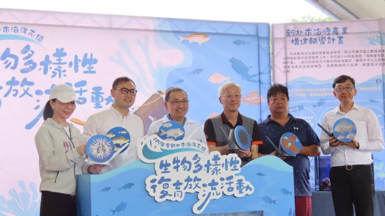 《圖說》新北市長侯友宜前往海洋資源復育園區，親自參與海洋永續生物多樣性放流活動。〈民政局提供〉