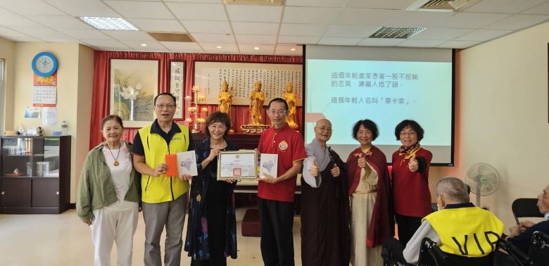 《圖說》世界佛教正心會執行秘書鄭文立〈右四〉前往板橋榮家關懷榮民長輩與榮民遺孤合影，左三板橋榮家主任陳桂美、左二副主任劉汝俊。〈正心會提供〉