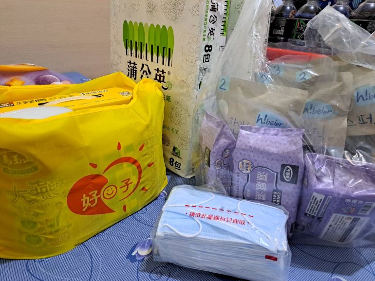 《圖說》板二社福中心送好日子愛心大平台實物銀行生活和看護物資給曹婦。〈社會局提供〉