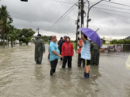 豪雨造成屏東多處積淹水 周春米赴各地視察掌握災情  要求加速抽排恢復通行
