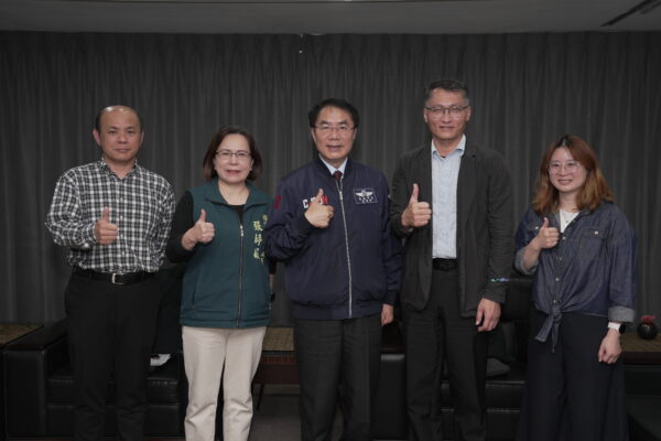 臺南市府透過「重大投資會報」及「投資臺南」單一窗口團隊服務機制，加速協助企業排除設廠障礙並提升行政效率，打造友善且具效率的投資環境。