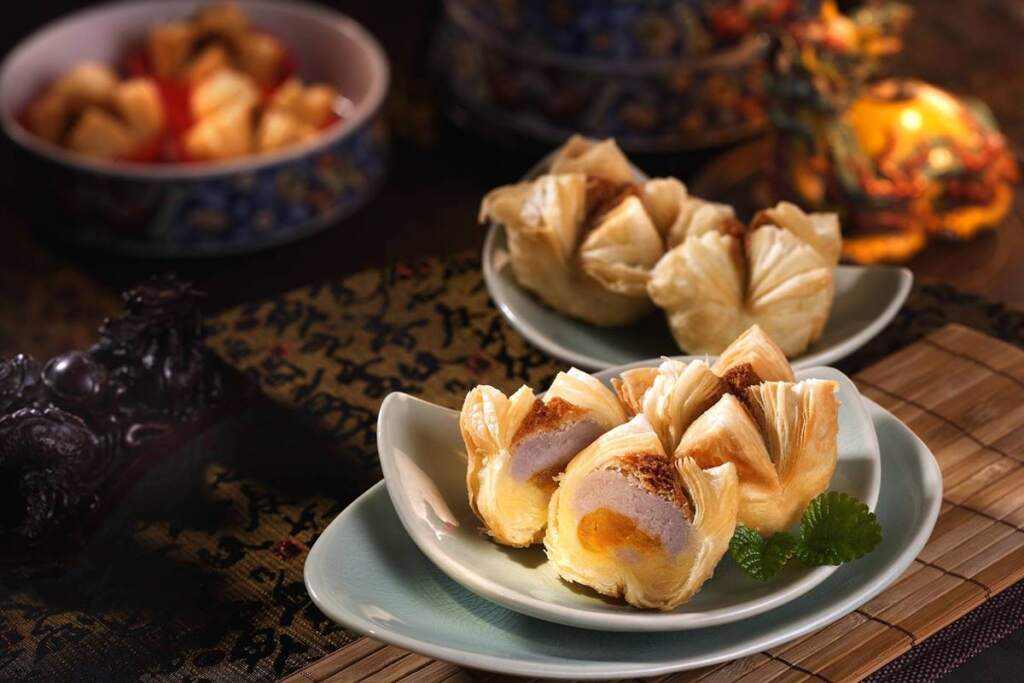 ▲三和珍食品行推出內餡融合香濃芋泥與鹹蛋黃的「蓮花酥」。（圖／彰化縣政府提供）