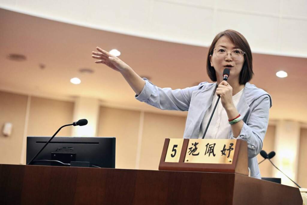▲彰化縣議員施佩妤今於彰化縣議會第22屆第7次定期會綜合討論的縣政質詢中，針對機車兩段式左轉、強制待轉留存，以及相關標線、號誌配套提出質詢。（圖／記者林明佑翻攝）