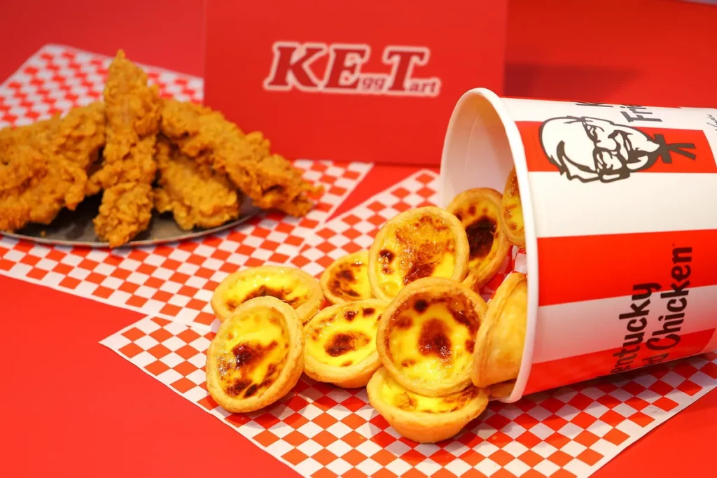 為了回饋當天親臨現場的蛋撻鐵粉，肯德基祭出僅限專賣店的霸氣加購優惠！凡購買當天快閃店限定餐點，即可加購12 顆蛋撻送6 塊爆脆無骨雞腿霸的超值組。