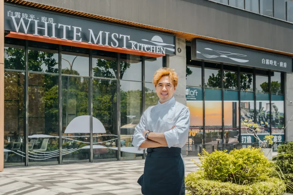 「白霧時光．廚房」位於台南安平雅樂軒酒店一樓大廳，正對古蹟億載金城，位於安平港灣美景旁