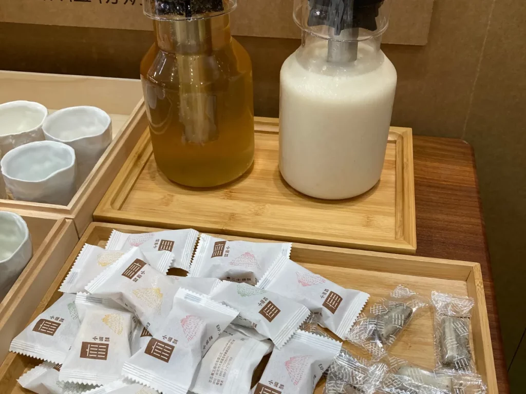 雙酵輕茶席分享鳳梨系茶點，預祝與會者健康有旺