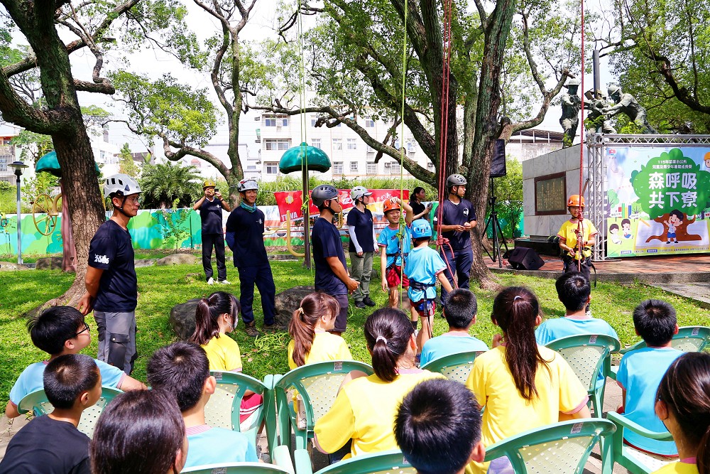 苗栗市暑期成長營　余文忠帶孩子體驗攀樹學客語 233