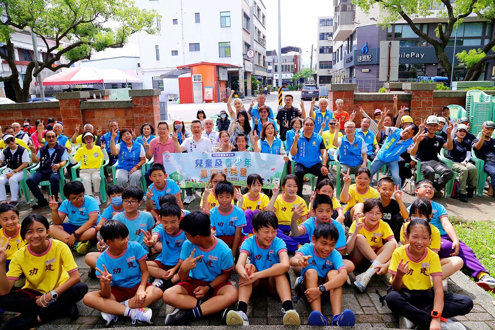 苗栗市暑期成長營　余文忠帶孩子體驗攀樹學客語 237