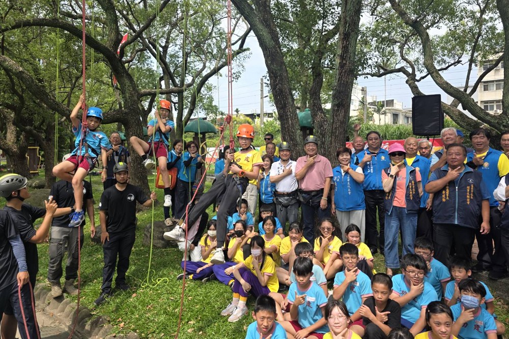 苗栗市暑期成長營　余文忠帶孩子體驗攀樹學客語 239