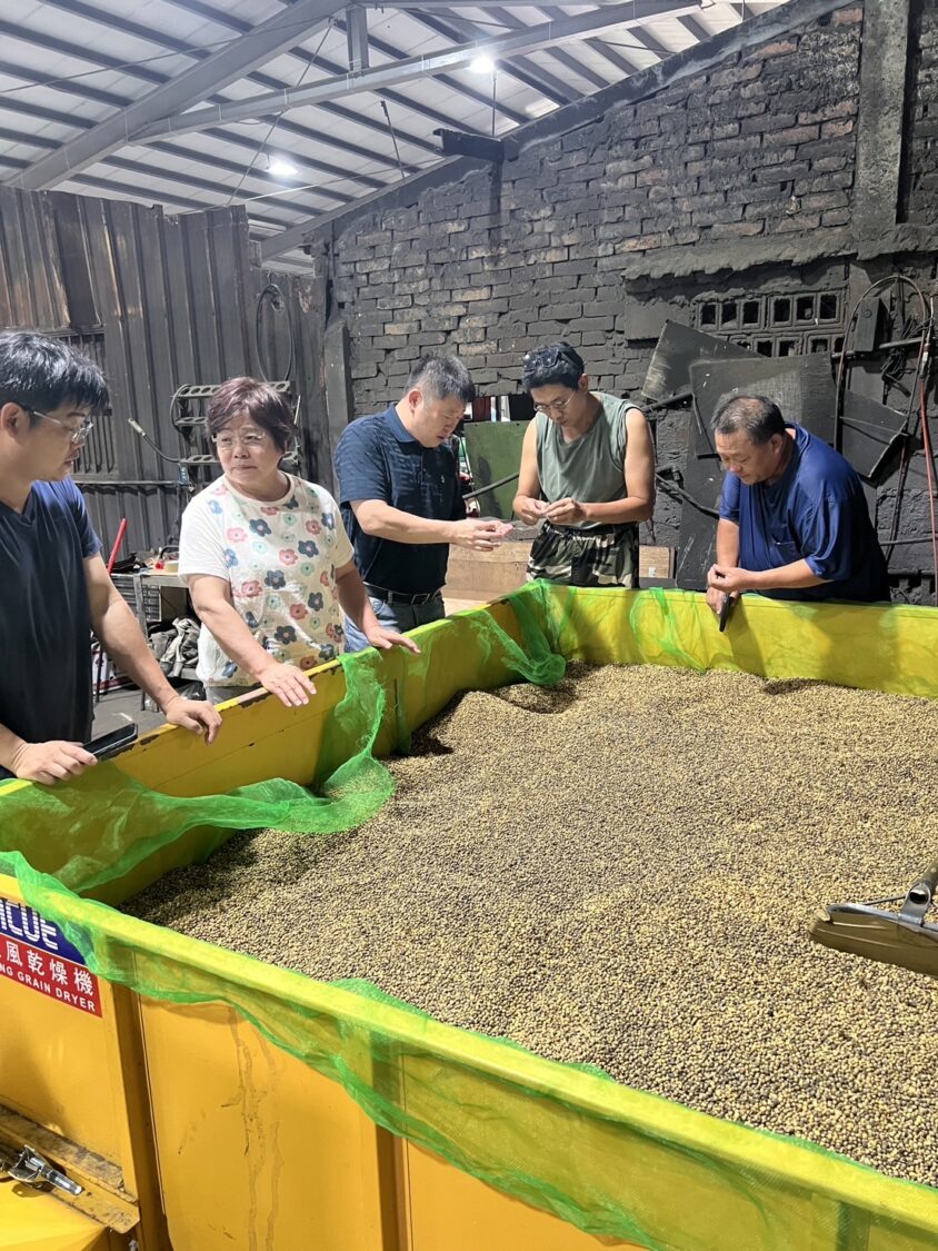 張峻（中）率隊前往受災地農家實地會勘，了解黃豆、黑豆災損情形，並聽取農民意見，研商後續協助措施。（圖／記者 趙靜姸翻攝）