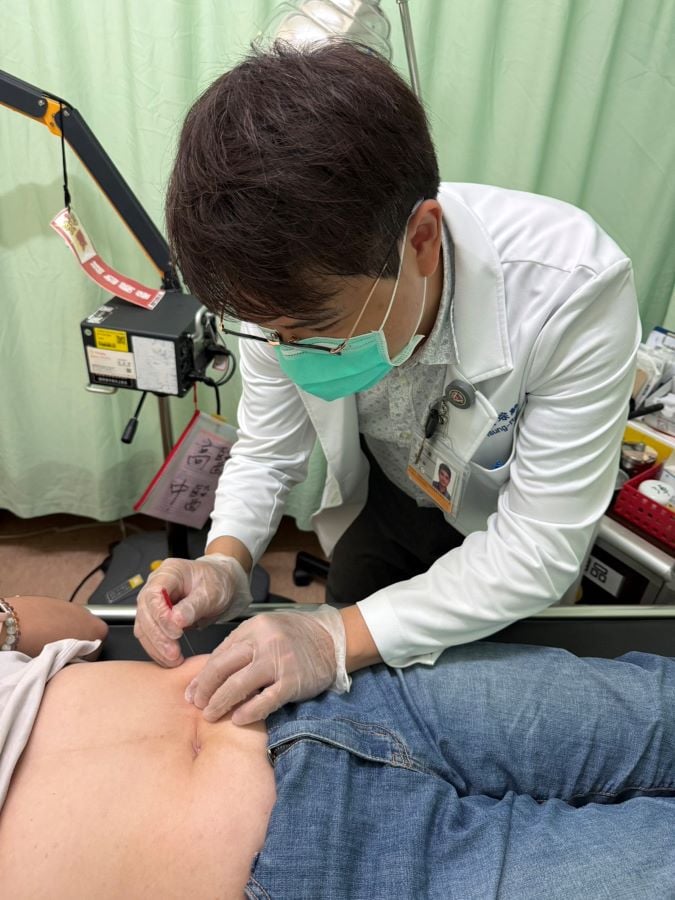 ▲高醫岡山醫院中醫科黃琮融主治醫師示範「小針刀」進行減重治療。