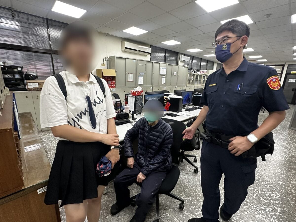 ▲正在焦急尋人的家屬接獲通知趕到派出所，見父親平安無恙，懸著的一顆心終於放下。
