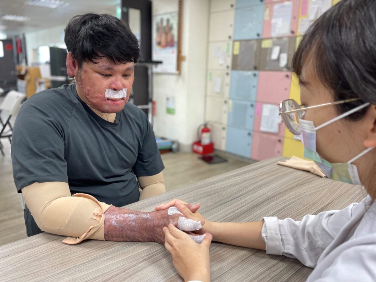 ▲阿誠靠著「痛就讓它痛」的鋼鐵意志 積極復健恢復生活自理。