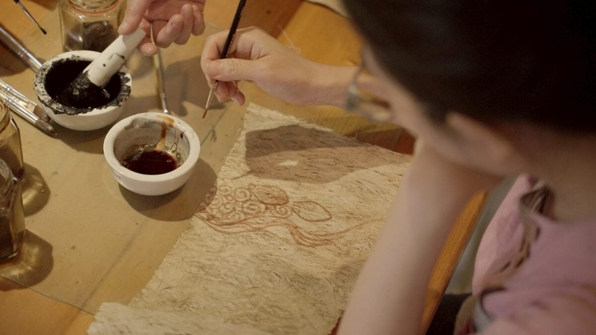 ▲以薯榔與木炭製作的天然顏料彩繪，把山海部落裡的記憶留下來。