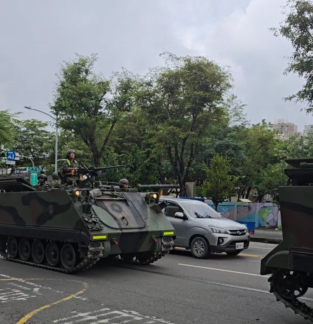 ▲國軍軍用車隊行經高雄市三多路，多輛軍用卡車及輪型裝甲車整齊編隊前進，吸引民眾拍攝。