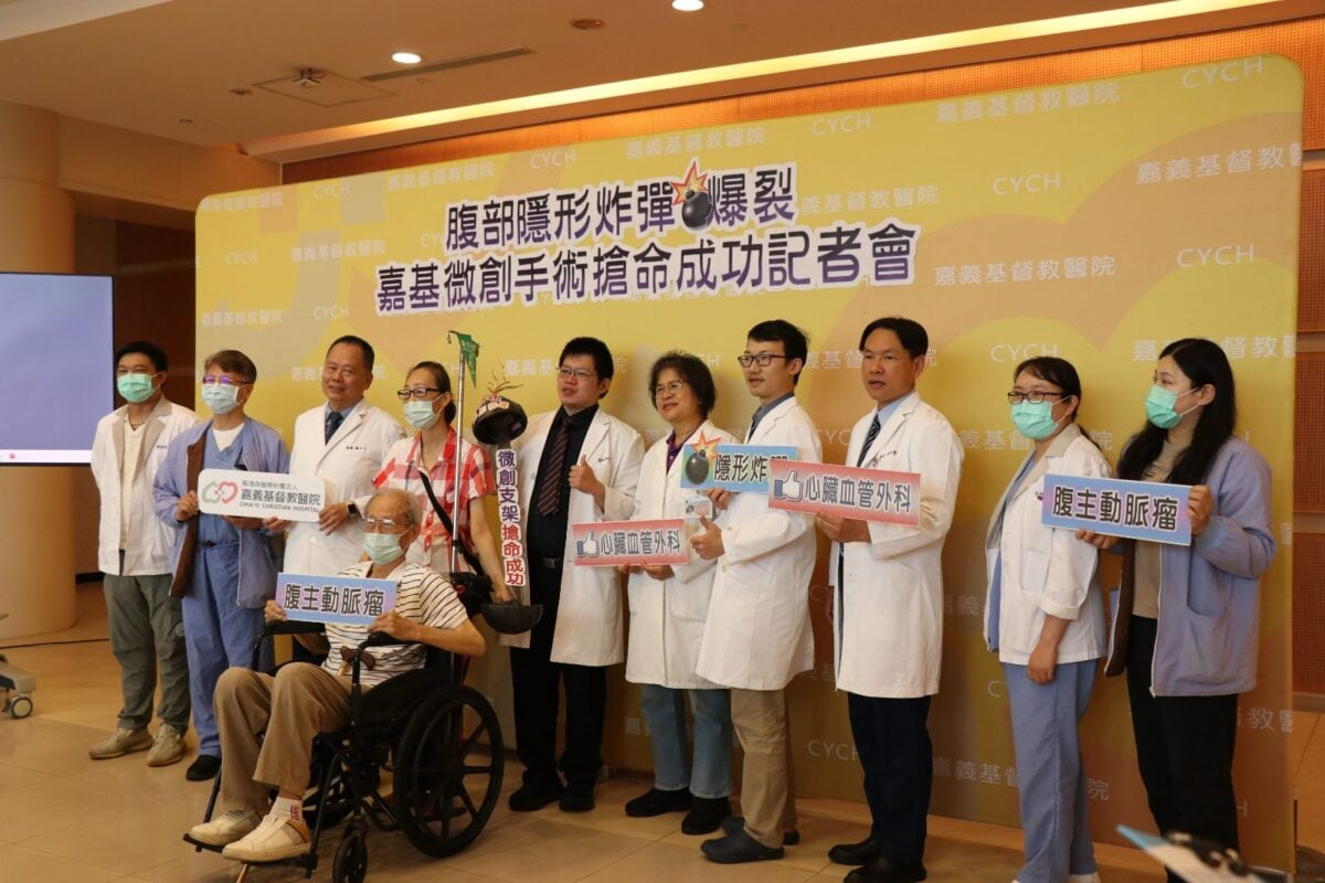 ▲83歲廖先生與女兒分享「腹主動脈瘤破裂」時的緊急情況，與醫療團隊合影。