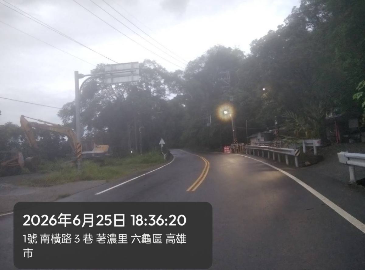 ▲受豪雨影響，公路局南區養護工程分局宣布，台20線甲仙至荖濃路段將於6月25日晚間10時起實施預警性封閉，現場已完成交通管制整備，提醒用路人避免進入山區道路，注意行車安全。（圖╱南區養護工程分局-甲仙工務段提供）
