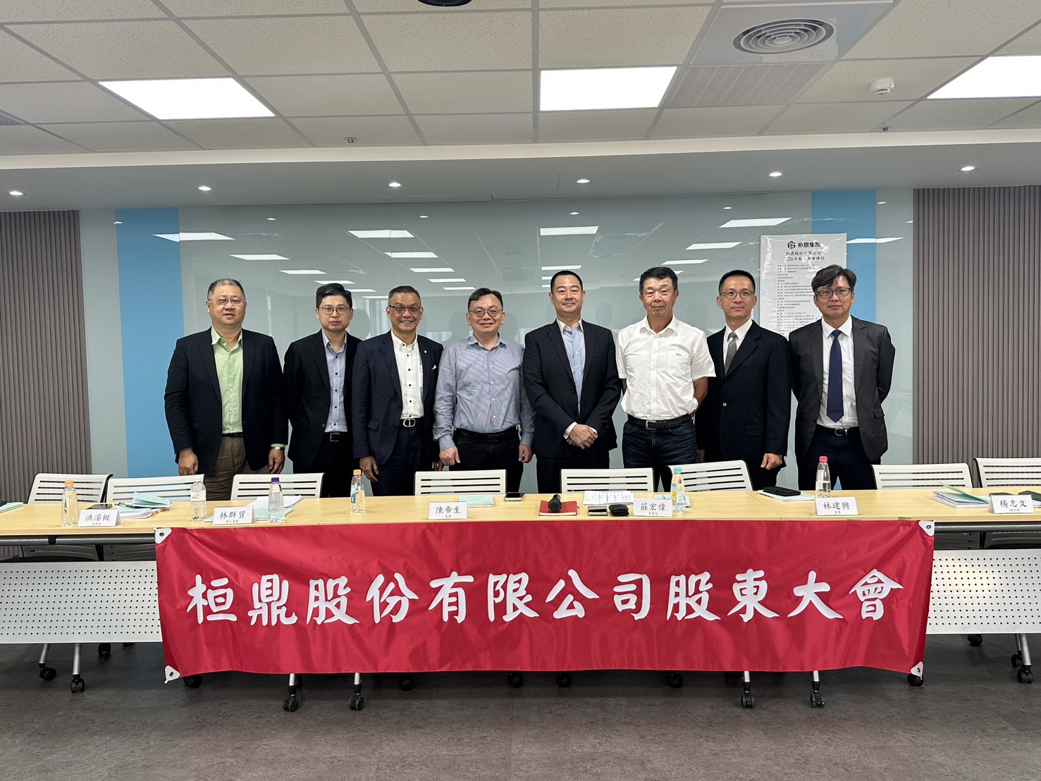 桓鼎(5543)召開2026年股東常會，並於會後隨即召開董事會，莊宏偉先生獲新一屆董事會推選續任董事長，希冀未來在莊宏偉董事長帶領下，全力發展綠能事業版圖。圖右四為董事長莊宏偉。 