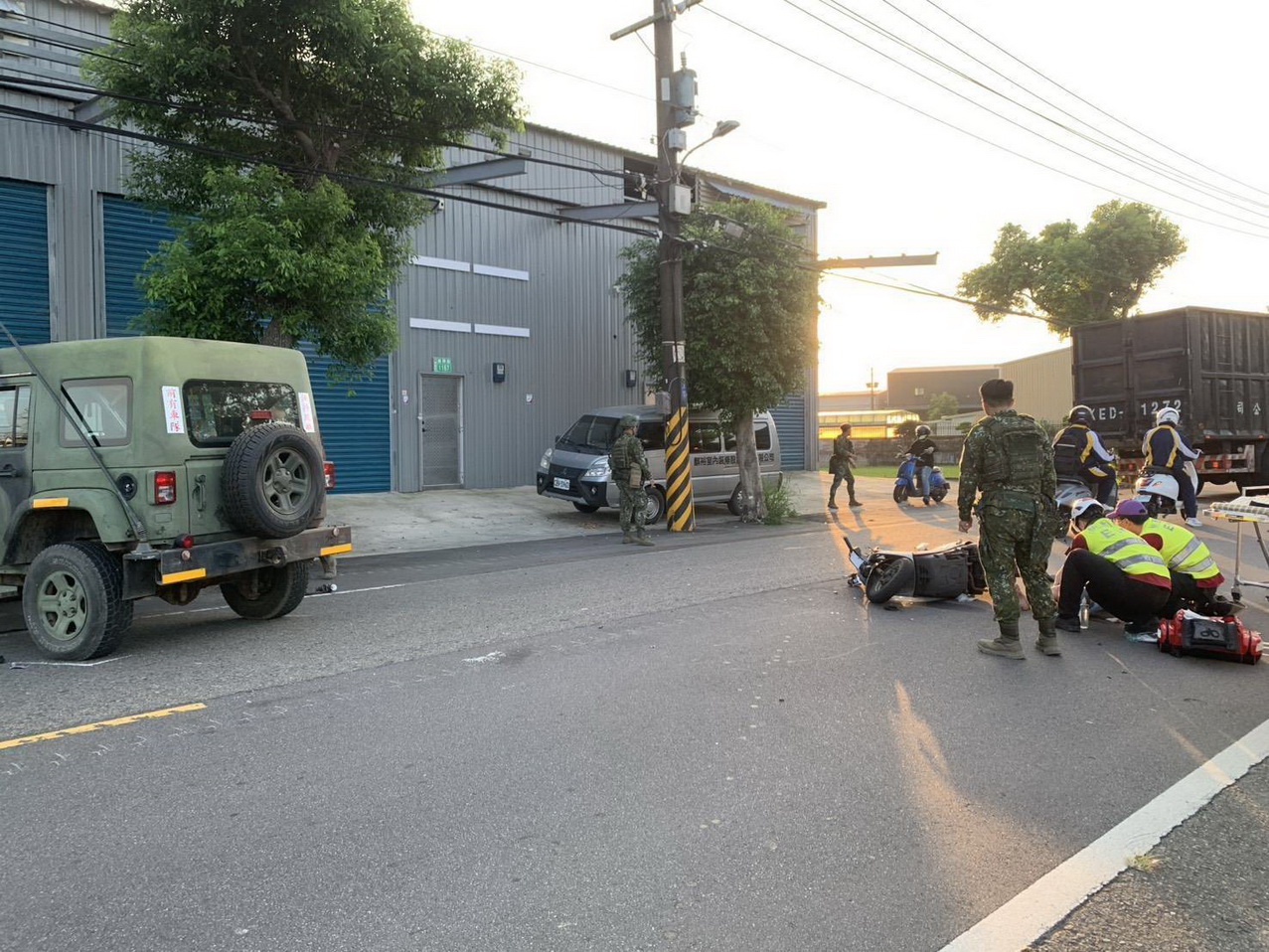 軍車迴轉與機車碰撞 騎士擦傷送醫無大礙 警方呼籲注意行車動態