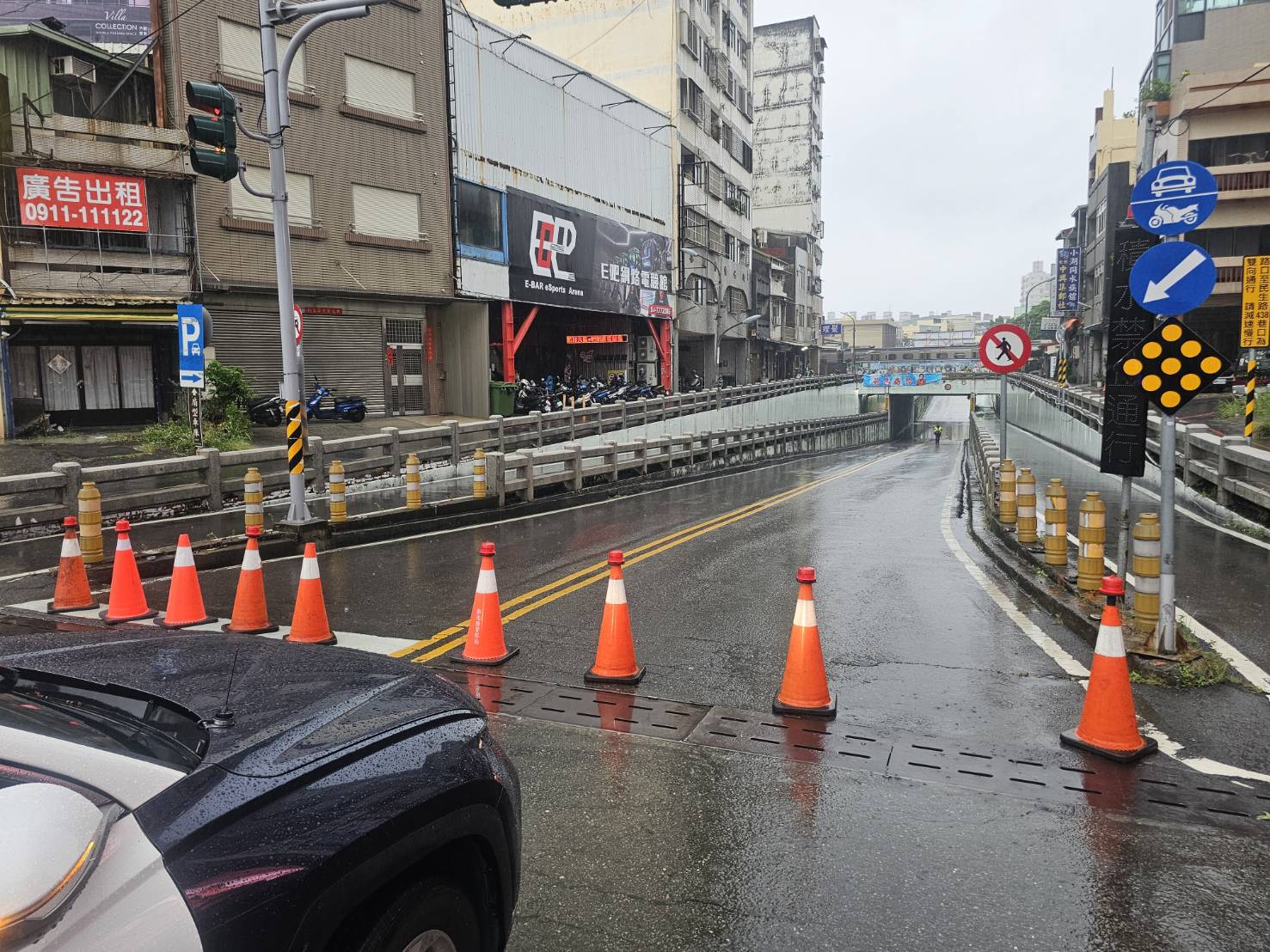 強降雨灌爆彰化　彰員路變「水路」車輛受困熄火