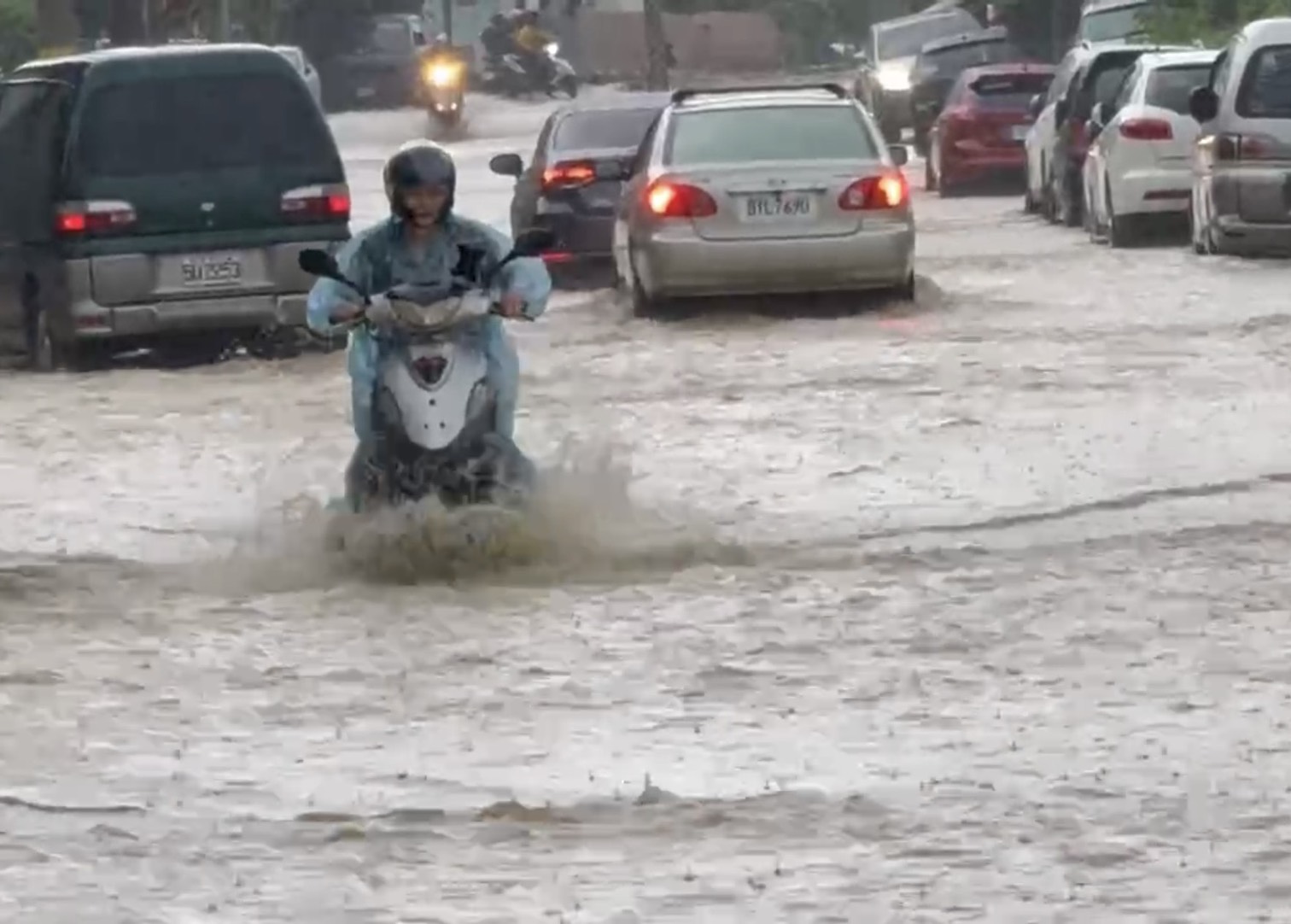 強降雨灌爆彰化　彰員路變「水路」車輛受困熄火 - https://www.watchmedia01.com