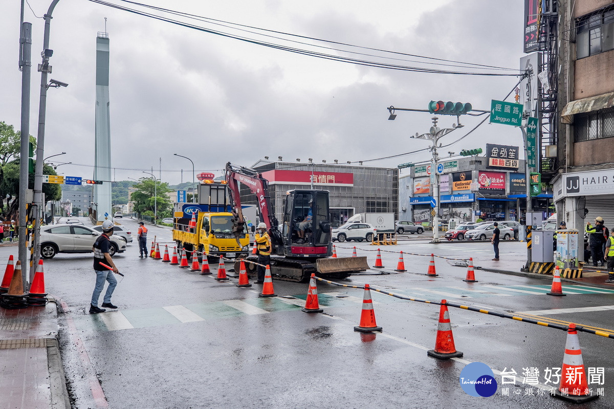 桃園區經國路與莊敬路口出現局部路面受損及溢流，工程人員進行搶修。<br /><br /> 