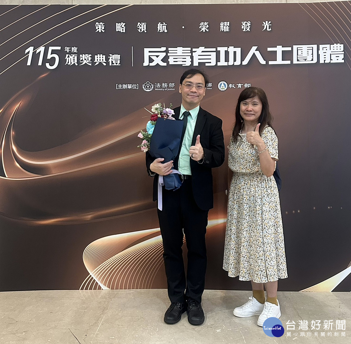 桃療邱金快主任代表獻花致意。 (桃療提供)
