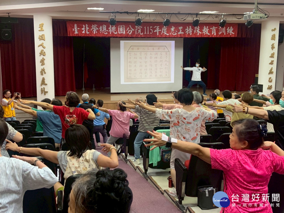 北榮桃園分院志工跟隨復健科物理治療師體驗健康促進課程，學習預防骨鬆肌少症