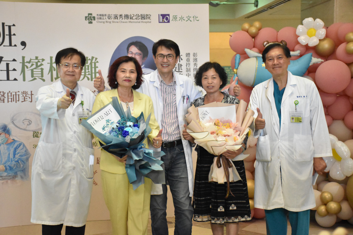 彰濱秀傳林建華副院長送花感謝媽媽阿麗（右二）和姑姑淑芬（左二）的栽培和照顧。