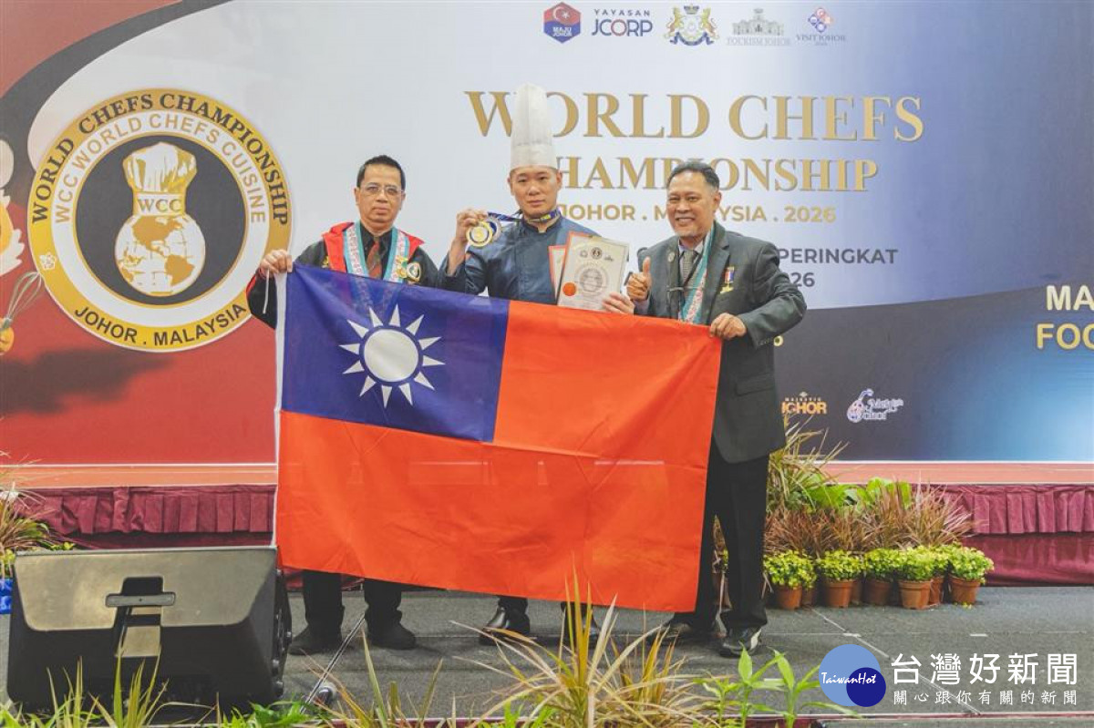 戴士傑勇奪世界廚藝賽2金1銀，帶著國旗上台領獎。圖／彰化縣政府提供