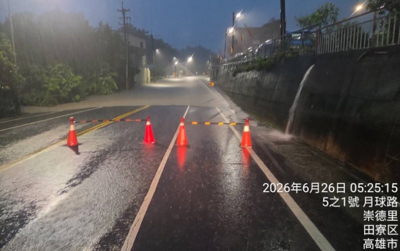 田寮區台28線月球路段因路面積水  雙向道路無法通行