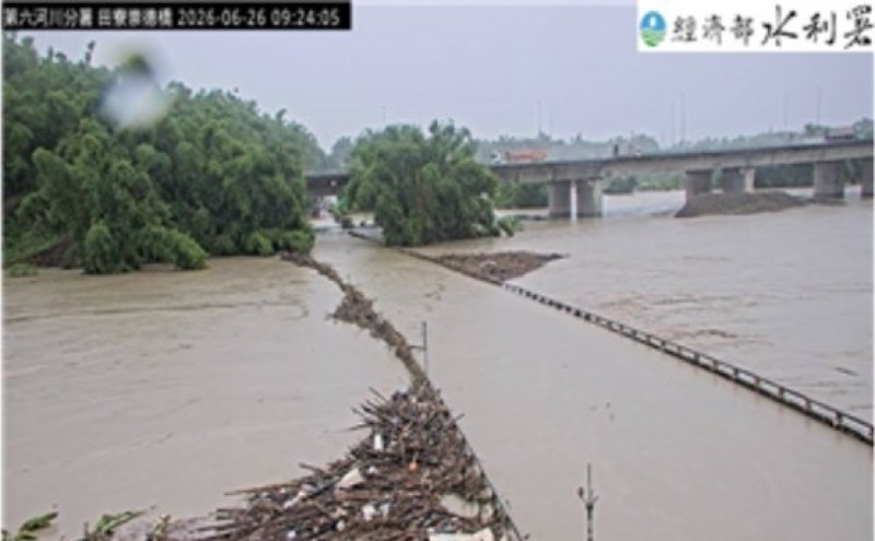 豪雨釀二仁溪暴漲溢流　台28線田寮段積水達80公分封閉管制