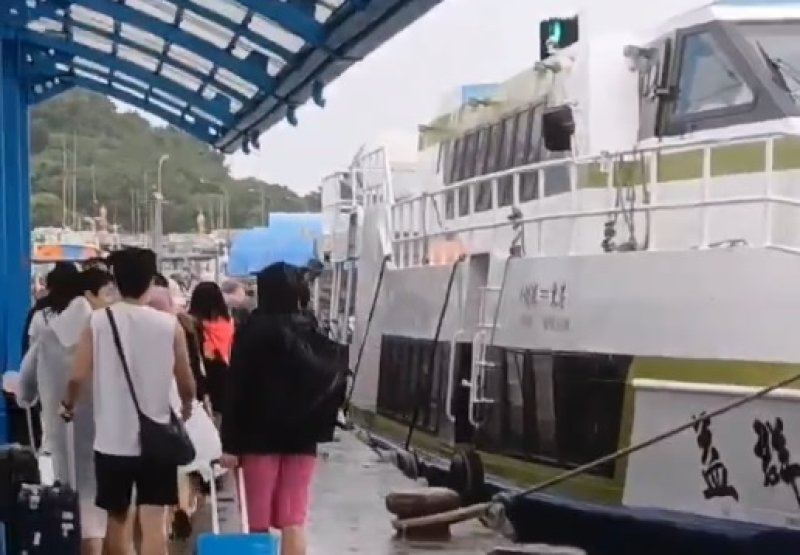 東琉線交通客船聯營處啟動離島應變機制　群益輪完成兩趟接駁任務  全力守護小琉球居民交通、就醫與民生物資運輸