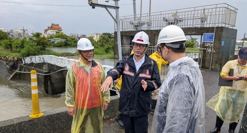 豪雨狂炸警報市府團隊赴多區視察水情應變 陳其邁至茄萣、湖內掌握防汛水情