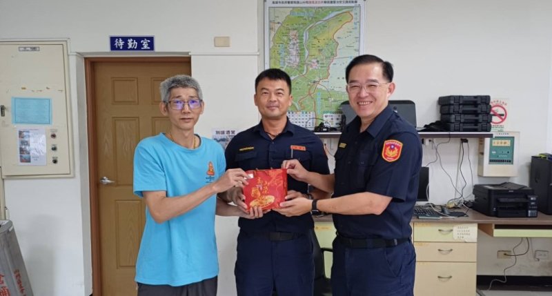 高雄市妙善觀音慈善會暖心送茶慰勞警察　感謝豪雨期間堅守崗位守護家園