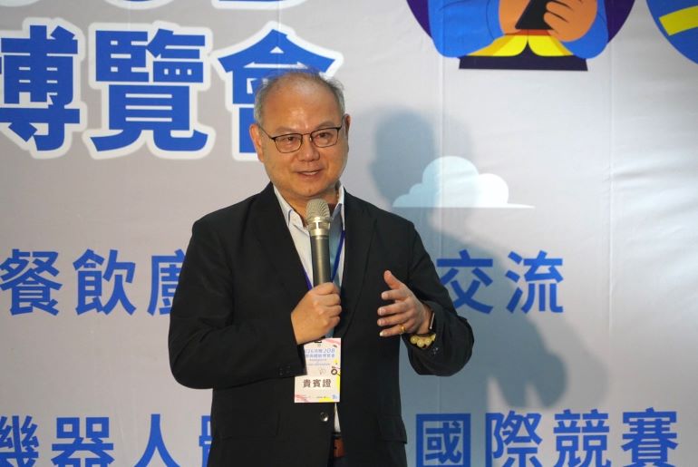 《圖說》龍華科大校長葛自祥於開幕典禮致詞，勉勵青年學子透過實作探索興趣與潛能，在AI時代培養跨域整合與創新能力，開創多元未來。〈龍華科大提供〉