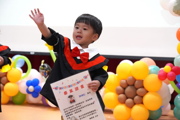 《圖說》小朋友興奮舉手高喊「我畢業了！」，超級可愛。〈社會局提供〉