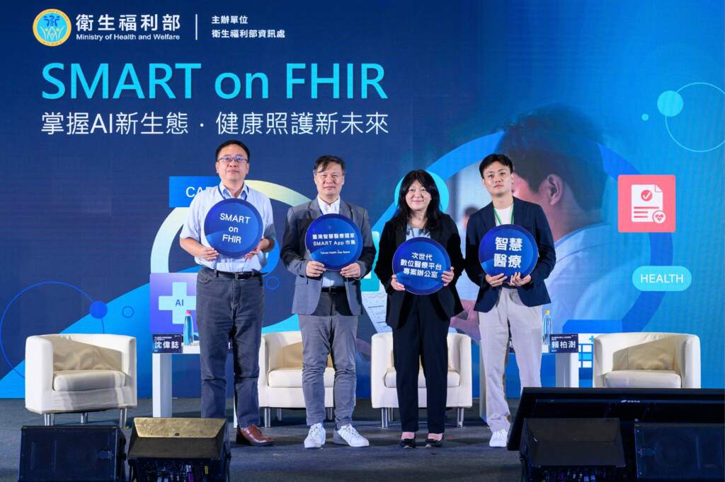▲員榮醫院推出的「智能醫囑系統」獲衛福部認證「臺灣50優良SMART應用程式」，員榮資訊室副主任賴柏澍(右一)上台接受衛福部資訊處處長李建璋(左二)頒獎。（圖／員榮醫院提供）