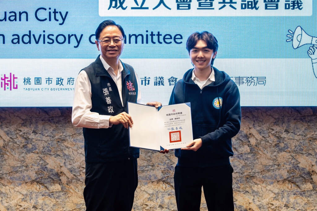 ▲桃園市長張善政(左)頒發桃園市政府第7屆青年諮詢委員聘書予中山醫大醫管系學生鍾靖亭。（圖／中山醫大提供）