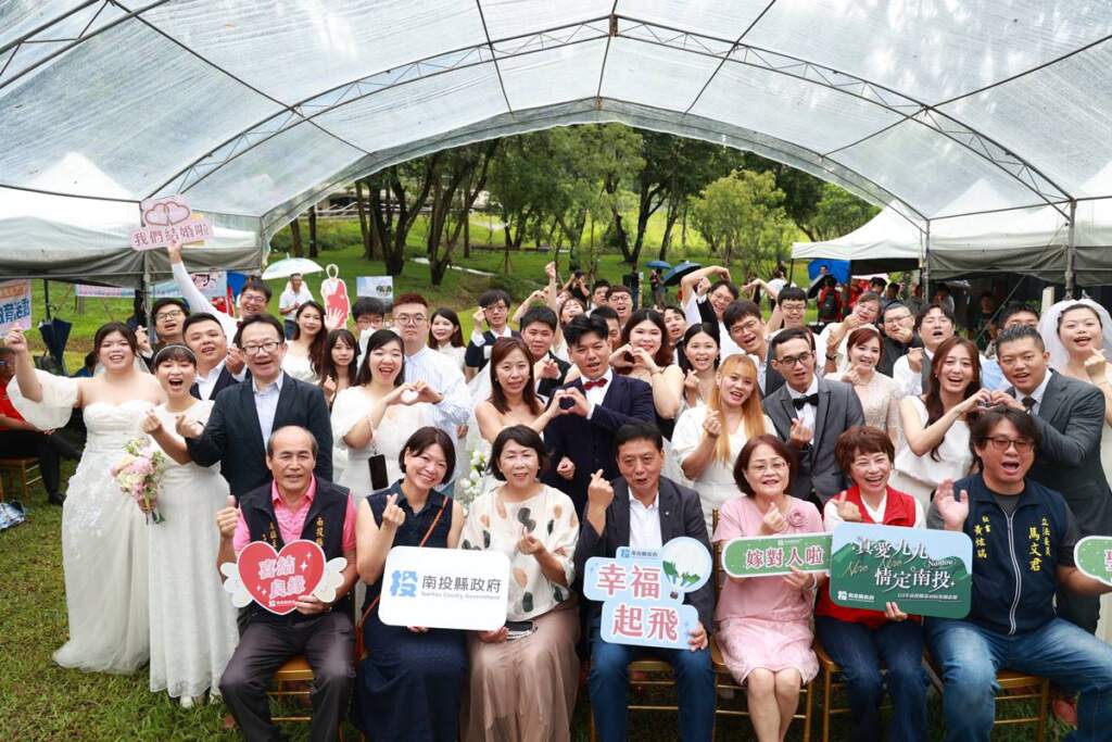 ▲南投縣第49屆集團結婚26日在九九峰氦氣球樂園登場。儘管天空飄著毛毛雨，21對新人仍滿懷喜悅，搭乘全台唯一的九九峰氦氣球，體驗獨一無二的婚禮。